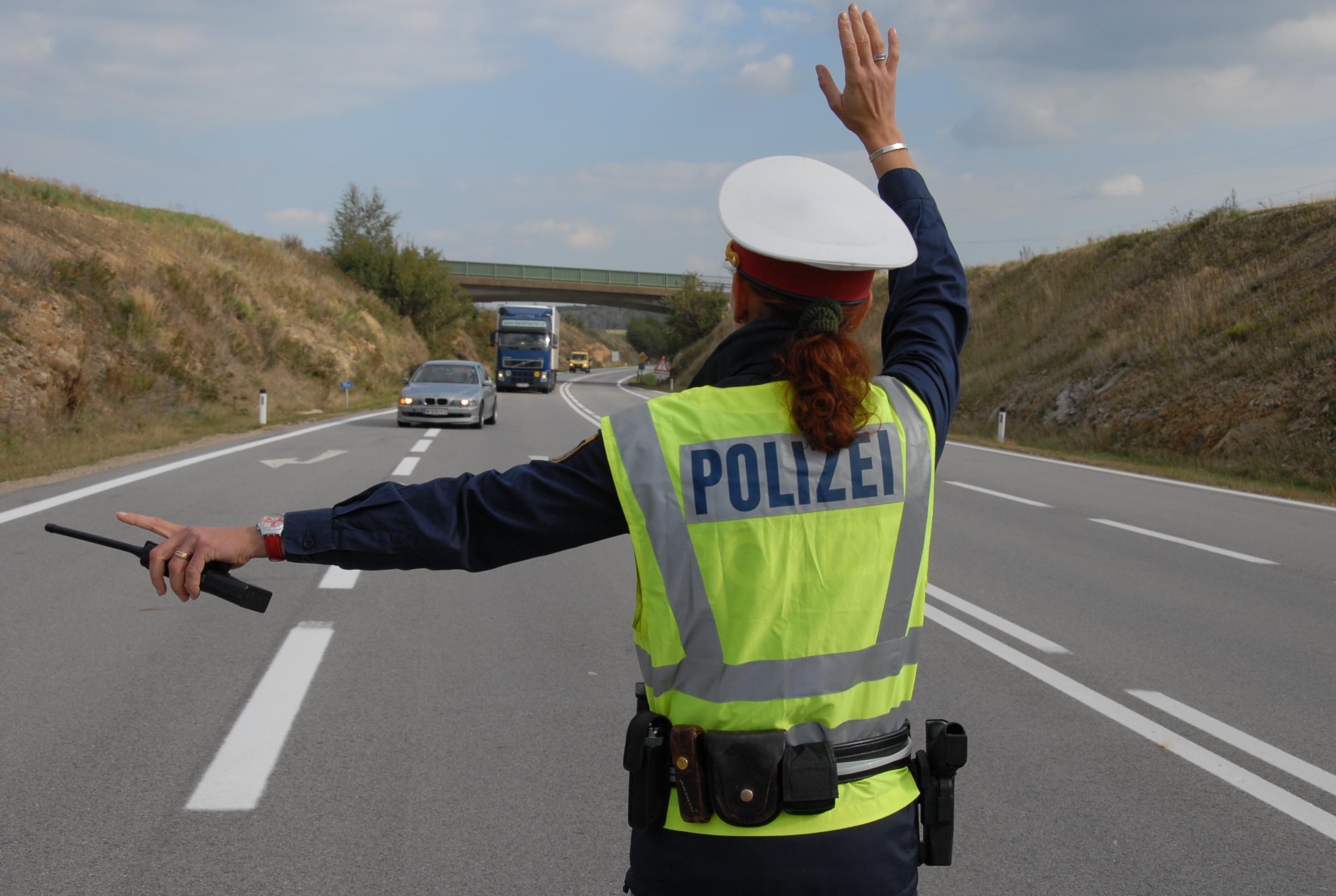 kontrola-policji-niemcy Copyrigth: Egon WEISSHEIER, 20.09.2007 Gföhl, Polizistin, Anhaltung, PKW, LKW, Verkehrskontrolle