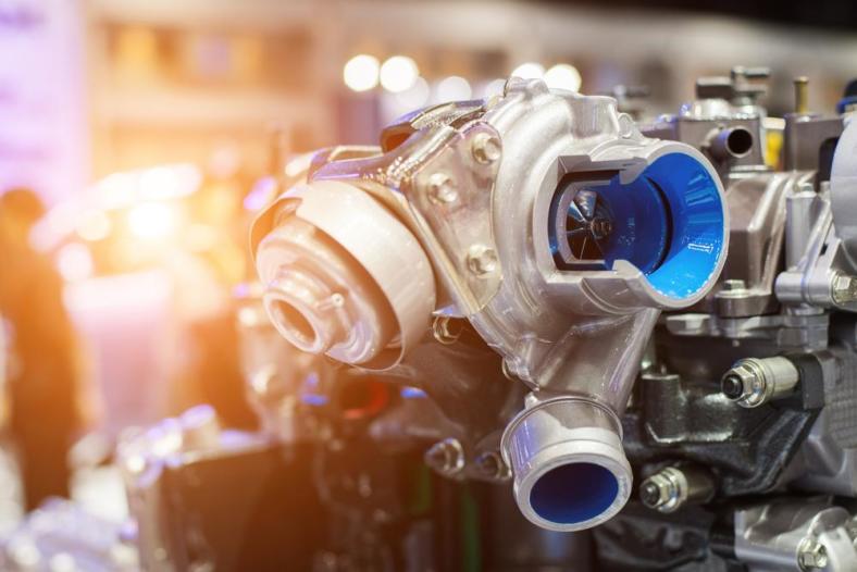 Turbocharged vs Supercharged - czym różni się silnik z turbosprężarką od tego z kompresorem?